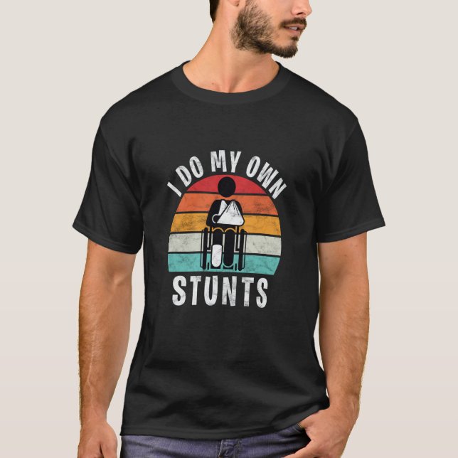 Saying I Do All My Own Stunts Broken Leg T-Shirt (Vorderseite)