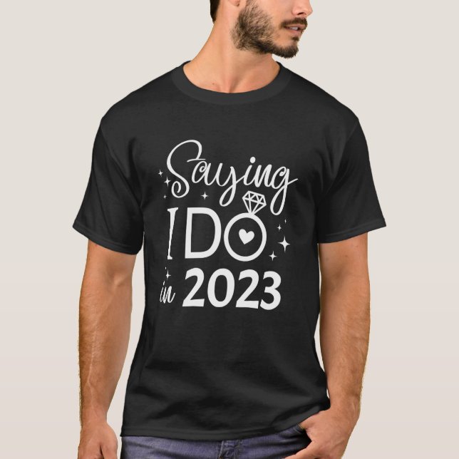Saying I Do in 2023 Bride Engagement Wedding Brida T-Shirt (Vorderseite)