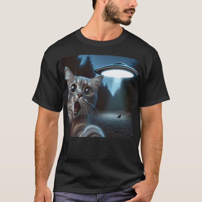 Scared Cat nimmt sich mit Ufo selfie T-Shirt (Vorderseite)