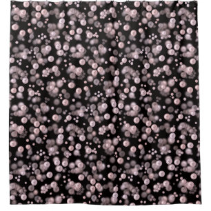 Scatterings von rosa und weißen Perlen auf schwarz Duschvorhang