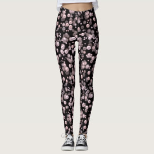 Scatterings von rosa und weißen Perlen auf schwarz Leggings