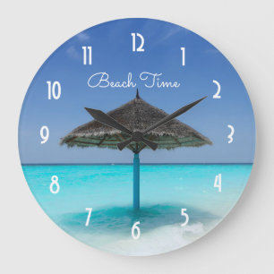 Scenic Tropical Beach with Thatched Umbrella Große Wanduhr
