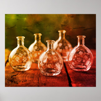 Schablonierte klare Glasflaschen auf einer Holztis Poster