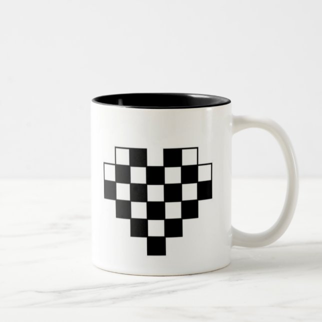 Schach-Brett-Herz-Tasse Zweifarbige Tasse (Rechts)