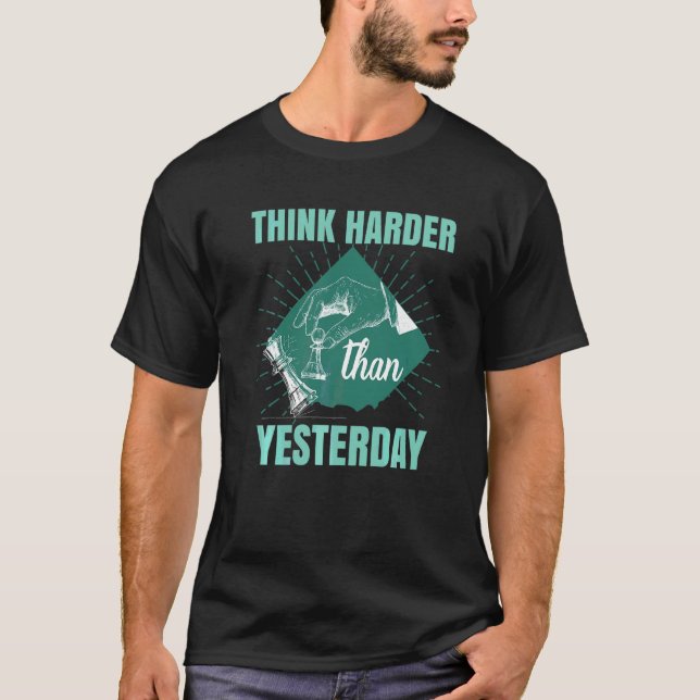 Schach  Denk härter als gestern Schachtrainer T-Shirt (Vorderseite)