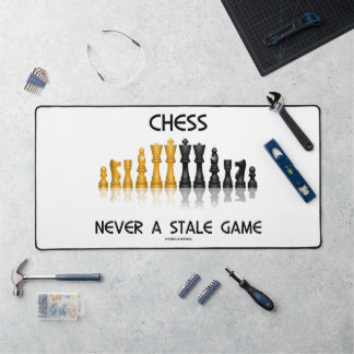 Schach nie ein veraltetes Set, das das Schachspiel Schreibtischunterlage