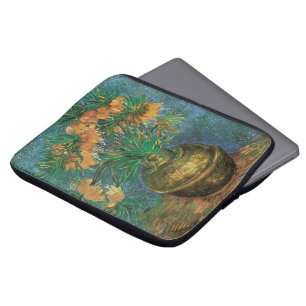 Schachblumen in einer Kupfervase von Vincent van G Laptopschutzhülle