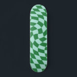 Schachbrett auf der Rückseite grün und blau gepols Skateboard<br><div class="desc">Trendy,  moderne psychedelische Retro-Design verzerrt und verschleiert Schachbrettmuster. Sieben Dreißiger haben Karos für dich zerrissen. Karrieregezogenes Skateboard,  Skateboard für verdrillte Karos,  Retro 77 karierte Skateboard</div>