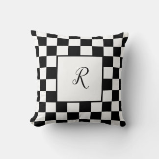 Schachbrettdesign in Schwarz-Weiß mit Monogramm Kissen