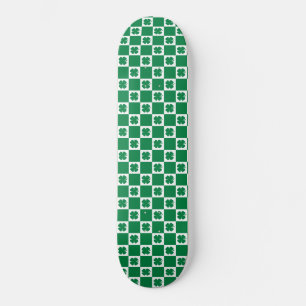 Schachbrettmuster für grünes und weißes Kleeblatt Skateboard