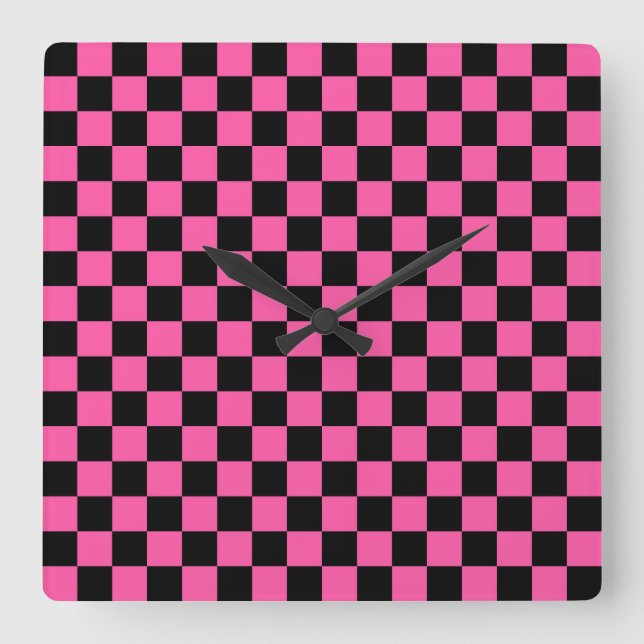 Schachbrettmuster in Schwarz und Pink Quadratische Wanduhr (Vorderseite)