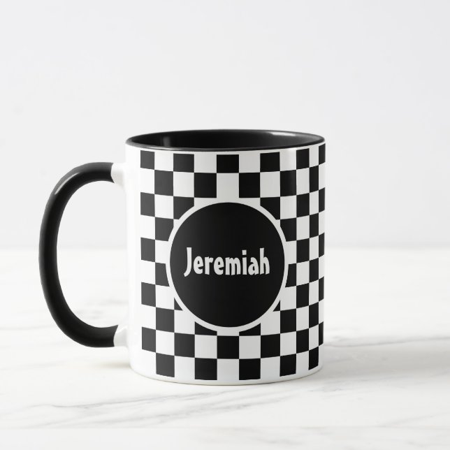 Schachbrettmuster-Kunstwerk mit Monogramm in Schwa Tasse (Links)