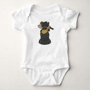 Schachfigur Turm beim Schach mit Axt Baby Strampler