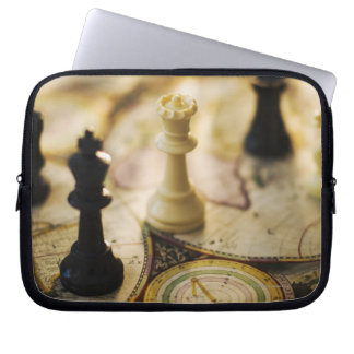 Schachfiguren auf der alten Weltkarte Laptopschutzhülle