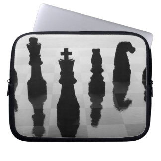 Schachfiguren auf Schachbrett in Schwarzweiß Laptopschutzhülle