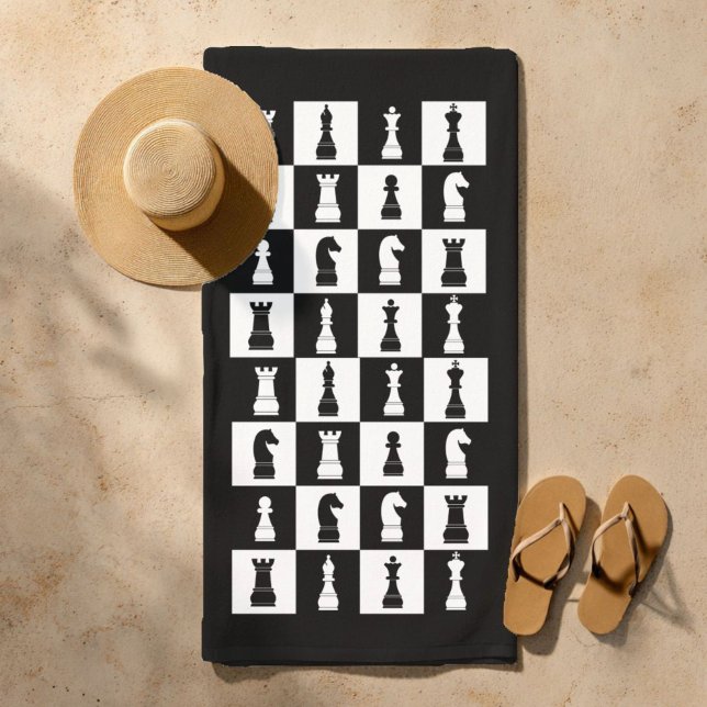 Schachspiel-Figuren Schwarz-Weiß-Muster Strandtuch (Chess Game Figures Black And White Pattern Beach Towel.)