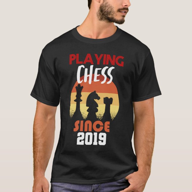 Schachspielen seit 2019 T-Shirt (Vorderseite)