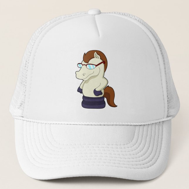 Schachstück Ritter als Pferd mit Sonnenbrille Truckerkappe (Vorderseite)