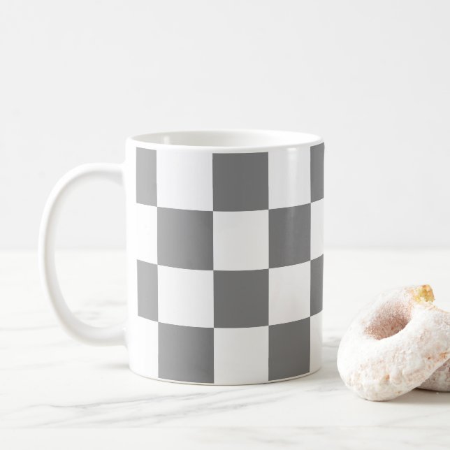 Schachte Quadrate Grau und Weiß geometrische Retro Kaffeetasse (Mit Donut)