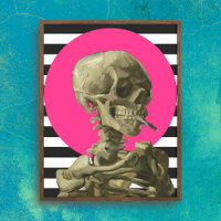 Schädel eines Skeletts mit brennender Zigarette
