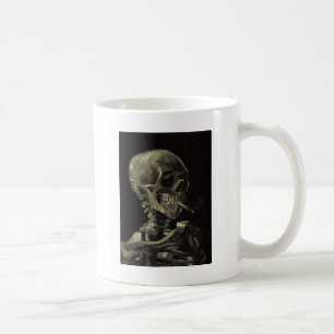 Schädel eines Skeletts mit brennender Zigarette Tasse