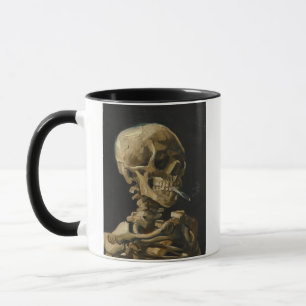 Schädel eines Skeletts mit einer brennenden Tasse