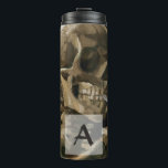 Schädel mit brennender Zigarette Van Gogh Monogram Thermosbecher<br><div class="desc">Vincent van Gogh (Niederländisch, 1853 - 1890) Schädel eines Skeletts mit brennender Zigarette, 1885-86, Öl auf Leinwand Ungerahmt: 32 cm × 24, 5 cm (13 in × 9, 6 in) Früharbeit von Vincent van Gogh. Dieses kleine Gemälde ist Teil der ständigen Sammlung des Van Gogh Museums in Amsterdam. Es wurde...</div>