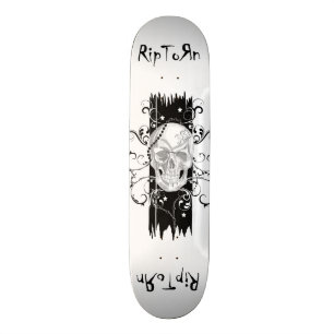 Schädel u. mit Filigran geschmückte Skateboard
