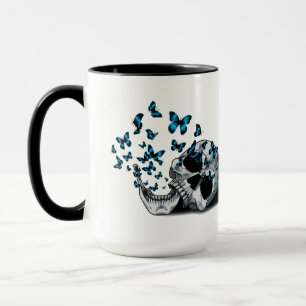 Schädel und blaue Schmetterlinge Schwarz und Weiß Tasse