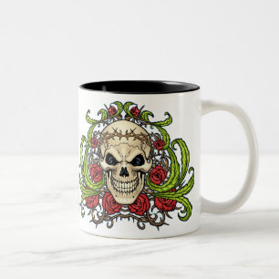 Schädel und Rosen mit Dornenkrone durch Al Rio Zweifarbige Tasse