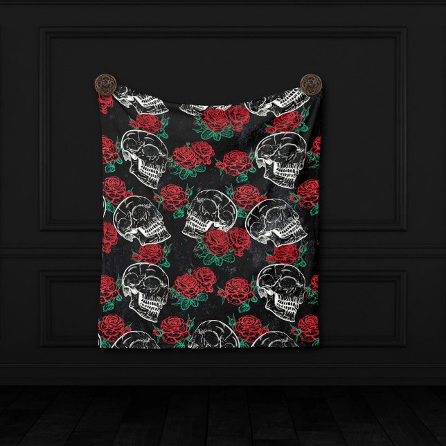 Schädel und Rote Rosen | Modern Gothic Glam Grunge Fleecedecke (Von Creator hochgeladen)