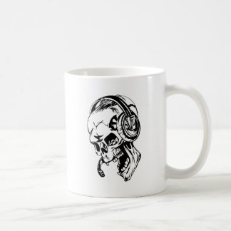 Schädel unter Verwendung des Kopfhörers Tasse
