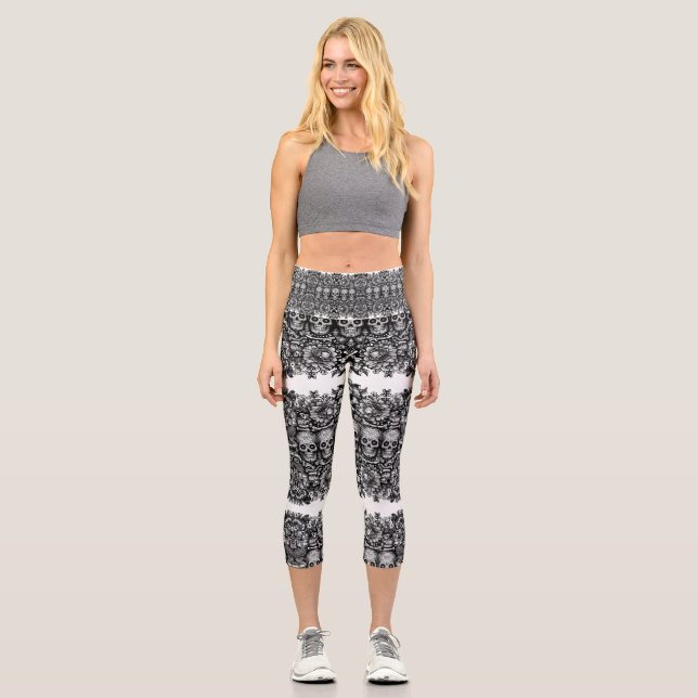 Schädelknochen mit gotischen Knochen und Blumenkno Capri Leggings (Vorderseite)