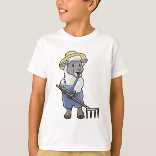 Schaf als Bauer mit Rechen & Hut T-Shirt