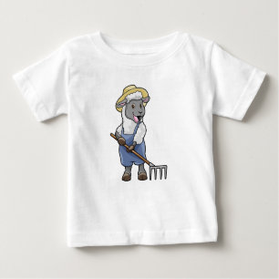 Schafe als Bauer mit Rake & Hat Baby T-shirt