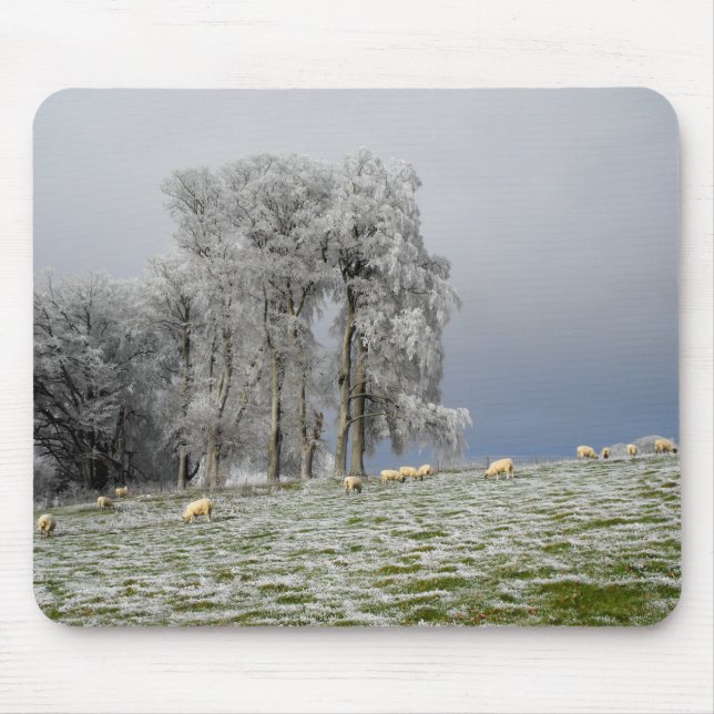 Schafe auf einem frostigen Hügel Mousepad (Vorne)
