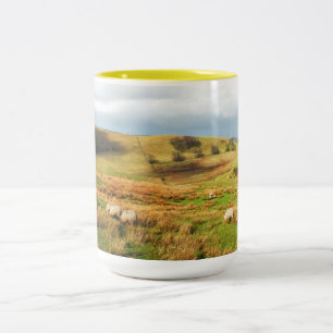 Schafe im Peak District Zweifarbige Tasse