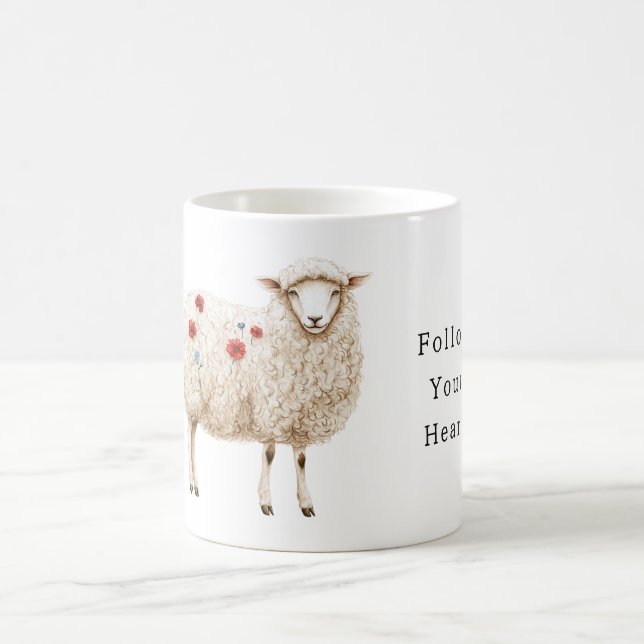 Schafe mit roten Klatschmohnblumen Kaffeetasse (Mittel)