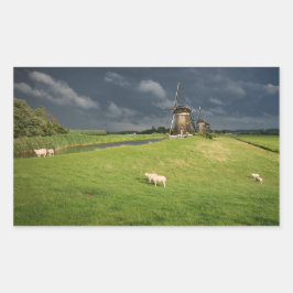 Schafe mit Windmühlen unter dunklen Wolken Rechteckiger Aufkleber