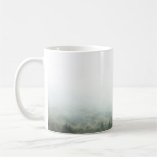 SCHAFENHERD AUF BROWN GRASS FIELD WÄHREND DES TAG KAFFEETASSE