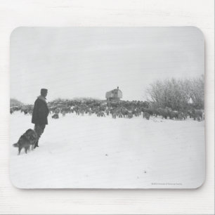 Schäfer und Hund im Schafslager Mousepad