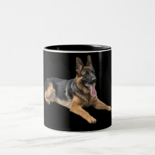 Schäferhund auf schwarzer Tasse