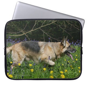 Schäferhund in den gelben Blumen Laptopschutzhülle