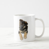 Schäferhundwelpe und -Sprichwort auf einer Tasse