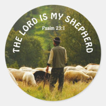 Schafhirte, die über die Schafsfahne schauen