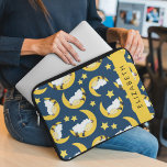 Schafmuster, schlafende Schafe, Mond, Ihr Name Laptopschutzhülle<br><div class="desc">Niedliche,  lustige und bezaubernde Muster mit schlafenden Schafen,  Mond und Sternen. Modernes und trendiges Geschenk,  perfekt für den Schafliebhaber in Ihrem Leben. Personalisieren Sie diese durch Hinzufügen von Namen,  Spitznamen,  Monogramm oder Initialen.</div>