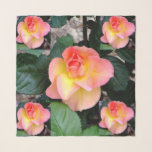 Schal, quadratische Tropicana Rose<br><div class="desc">Schöne Tropicana Rose auf diesem quadratischen Schal. Kommt in drei Größen,  vervollkommnet für Frühling,  großes Geschenk.</div>