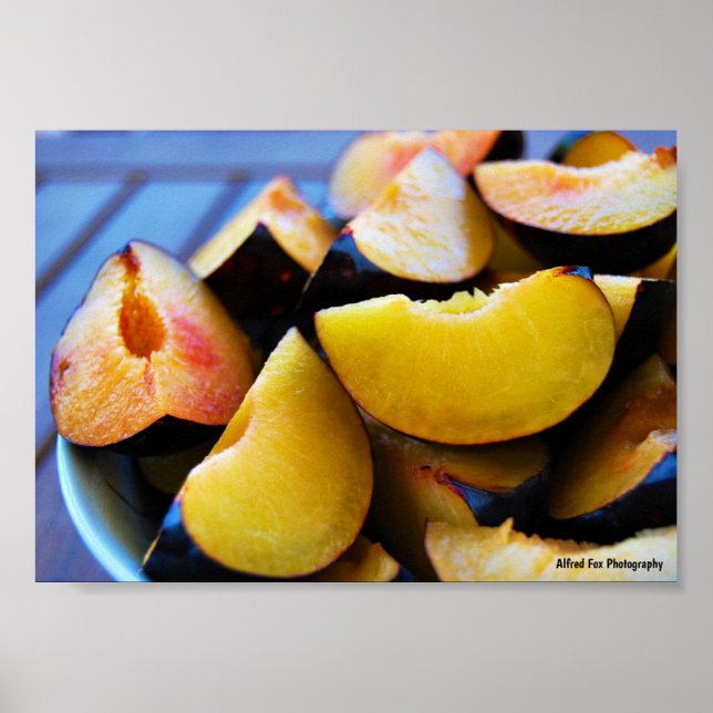 Schale mit geschnittenen Pflaumenfrüchten Poster (Vorne)