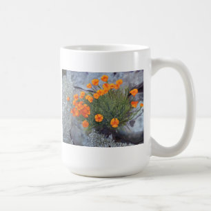 Schale mit schöner Kunst der Mohnblumen unter den Kaffeetasse