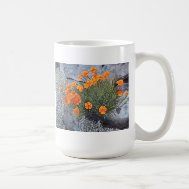 Schale mit schöner Kunst der Mohnblumen unter den Kaffeetasse (Rechts)